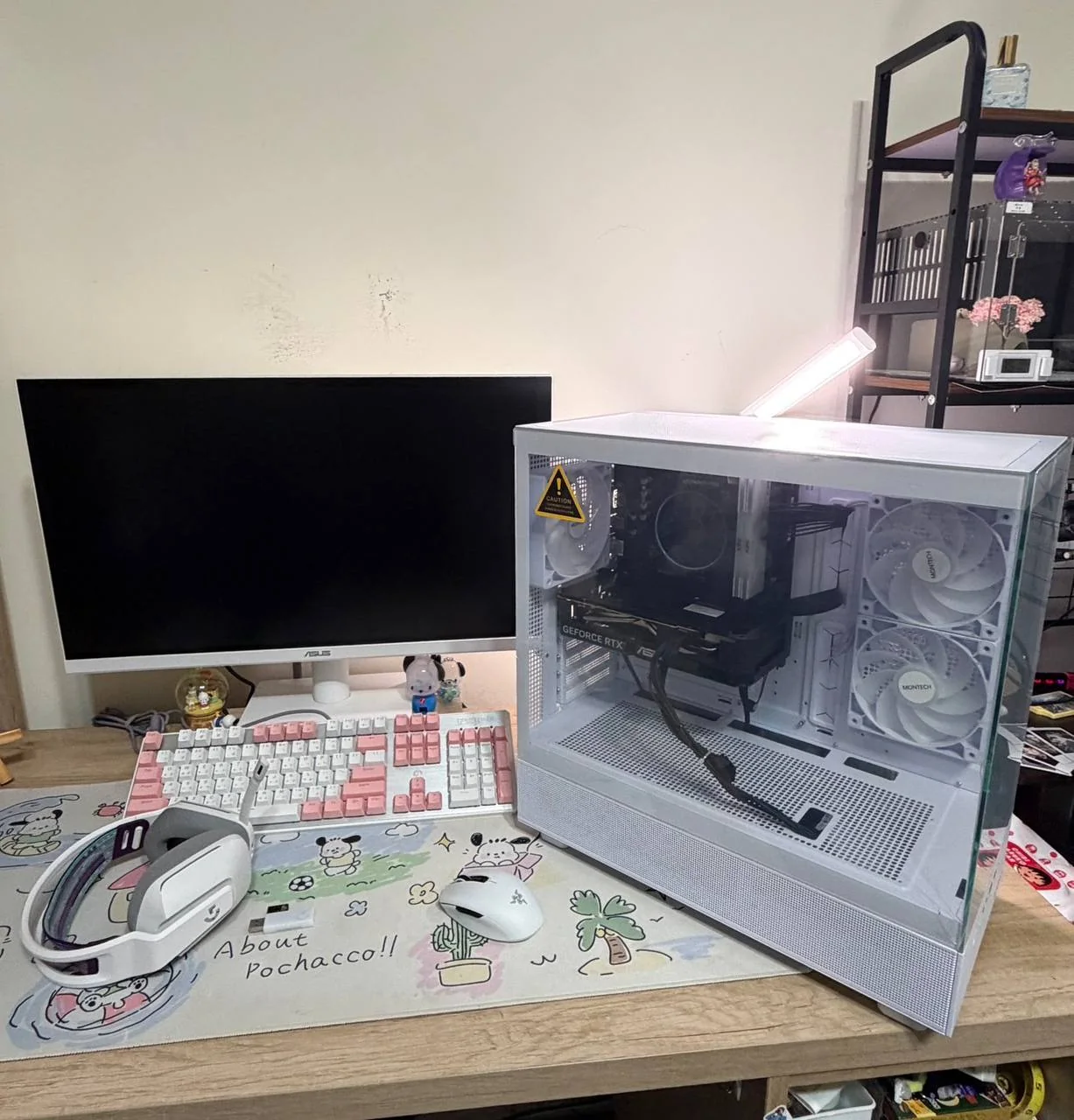 客戶桌面上的白色遊戲主機完成照