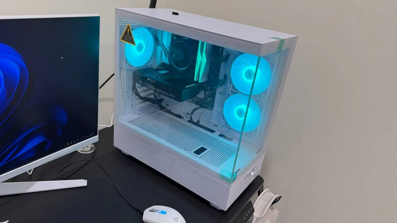 白色側透主機內部 RGB 風扇與顯卡空間