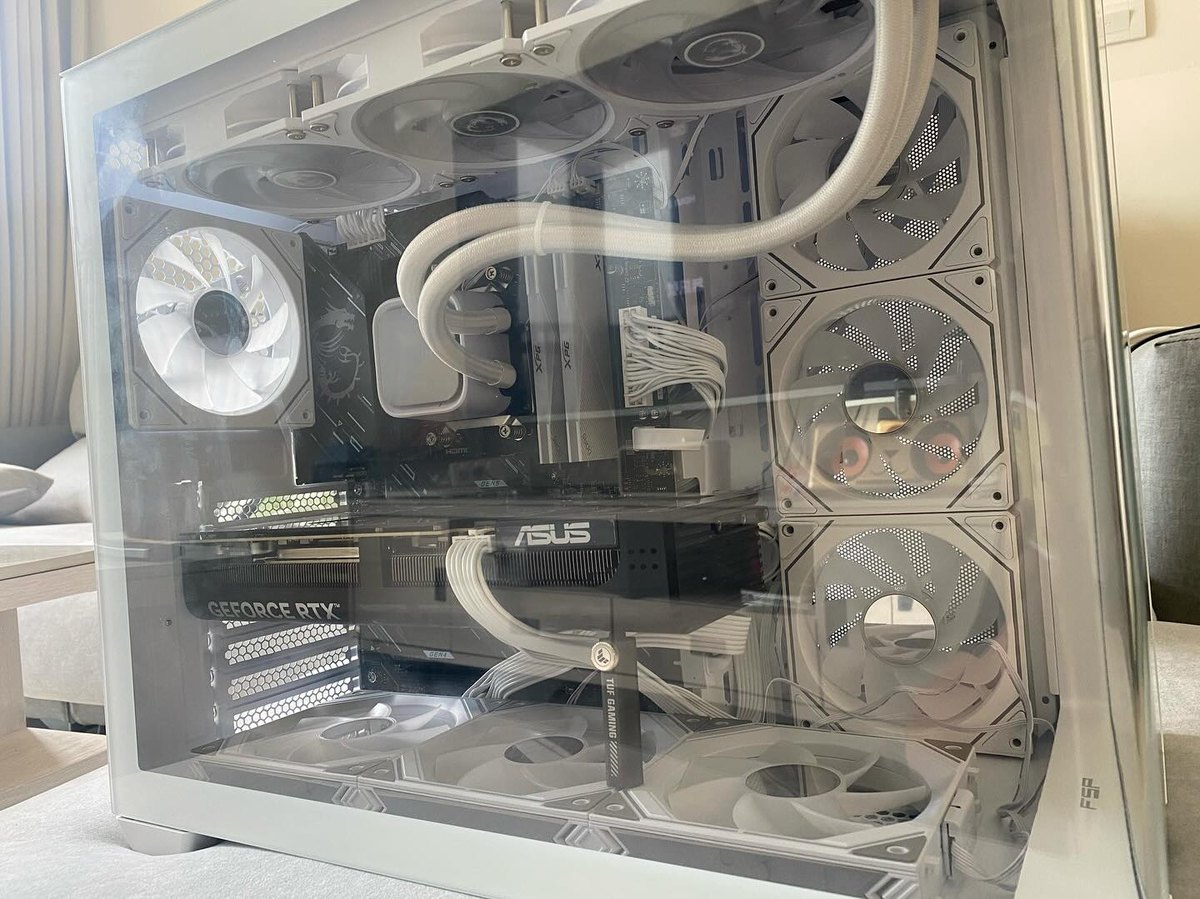 白色水冷主機案例
