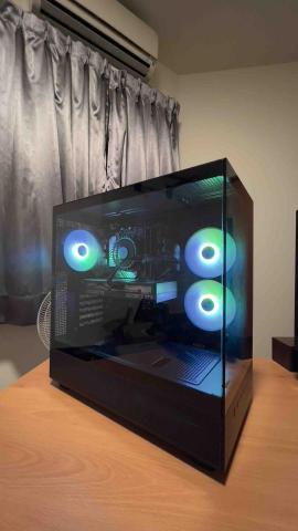 PRO360 黑色玻璃側透 RGB 主機實拍