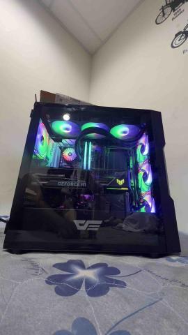 PRO360 黑色 RGB 電競主機實拍